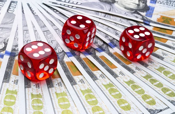 Poker dice rolls on a dollar bills, Money. Poker table at the casino. Poker game concept. Playing a game with dice. Casino dice rolls. Concept for business risk. chance good luck — Stock Photo, Image