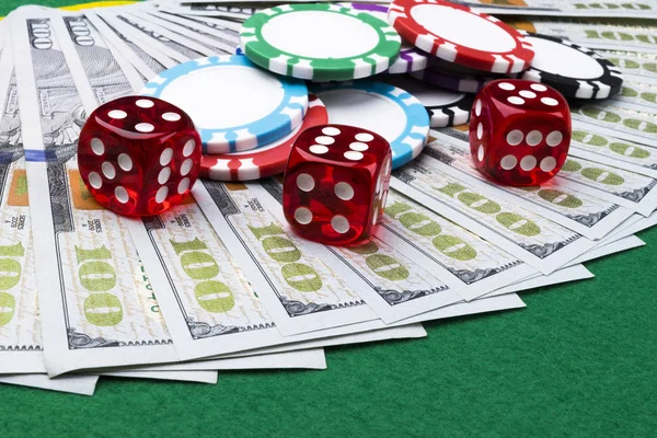 Zar ile Poker fiş yığını bir Doları faturalarında para alır. Casino poker masasında. Poker oyun kavramını. Zar bir oyun oynuyor. Casino zar. İş riski için kavram. şans iyi şanslar