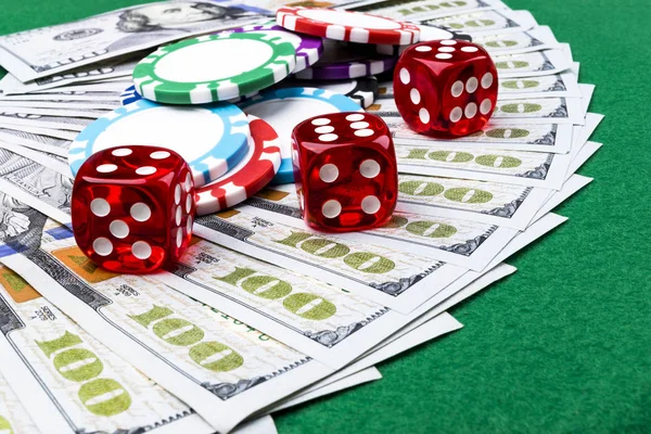 Zar ile Poker fiş yığını bir Doları faturalarında para alır. Casino poker masasında. Poker oyun kavramını. Zar bir oyun oynuyor. Casino zar. İş riski için kavram. şans iyi şanslar