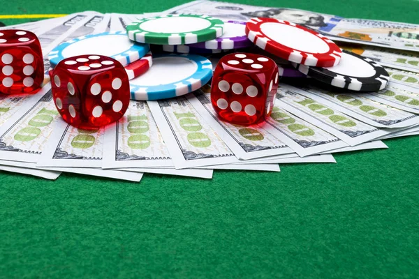 Zar ile Poker fiş yığını bir Doları faturalarında para alır. Casino poker masasında. Poker oyun kavramını. Zar bir oyun oynuyor. Casino zar. İş riski için kavram. şans iyi şanslar