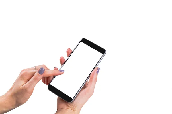 Belles mains de femme tenant le téléphone intelligent avec écran blanc isolé. Lieu de travail d'affaires avec espace de copie. Espace vide pour le texte . — Photo