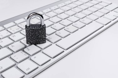 Kilitli bilgisayarı virüs ya da malware saldırılardan güvenli. Dizüstü bilgisayar Online siber suç ve kesmek--dan korunmaktadır. Bilgisayar güvenlik kavramı ile bir klavye üzerinde bir asma kilit. koruma çeşitli riskler
