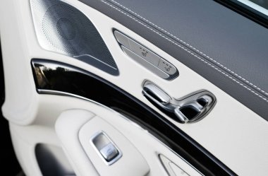 Kapı kolu güç koltuk kontrol düğmeleri bir lüks yolcu araba ile. Beyaz deri iç lüks modern araba. Modern araba iç detaylar