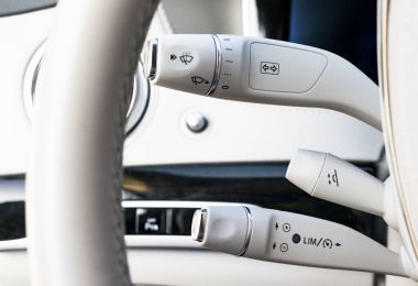 Silecekler denetim geçiş. Beyaz deri Modern araba iç detay. Modern araba ve hız sınırlama Cruise kontrol düğmeleri