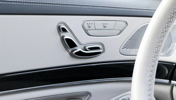 Poignée de porte avec boutons de commande Power seat d'une voiture de luxe. Intérieur en cuir blanc de la voiture moderne de luxe. Détails intérieurs de voiture modernes — Photo