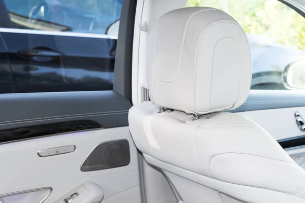 Interior de cuero blanco del coche moderno de lujo. Cuero cómodos asientos blancos y multimedia. decoración exclusiva de madera y metal. Detalles interiores del coche moderno . — Foto de Stock