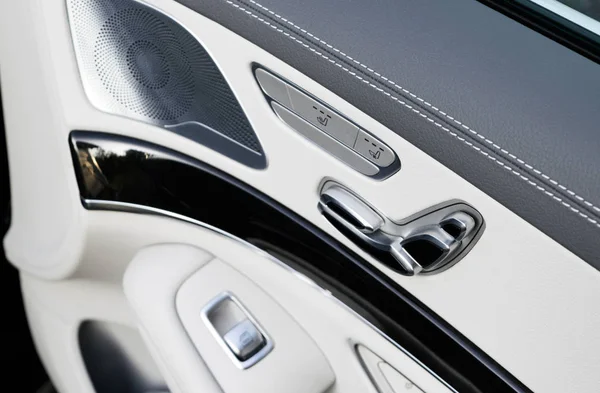 Kapı kolu güç koltuk kontrol düğmeleri bir lüks yolcu araba ile. Beyaz deri iç lüks modern araba. Modern araba iç detaylar
