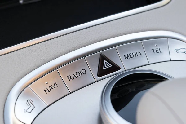Medya ve gezinti düğmeleri Modern bir araba denetler. Araba iç ayrıntılar. Beyaz deri iç lüks modern araba. — Stok fotoğraf