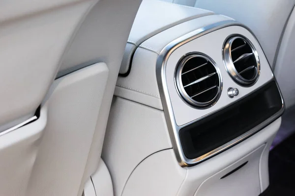 AC ventilatie dek luxe auto-interieur. Moderne auto interieur details wit leder, massief hout. — Stockfoto