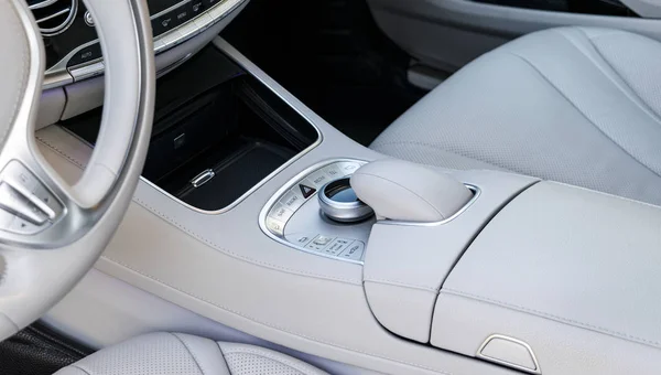 Botones de control multimedia y de navegación de un coche moderno. Detalles interiores del coche. Interior de cuero blanco del coche moderno de lujo. Interior del coche moderno — Foto de Stock