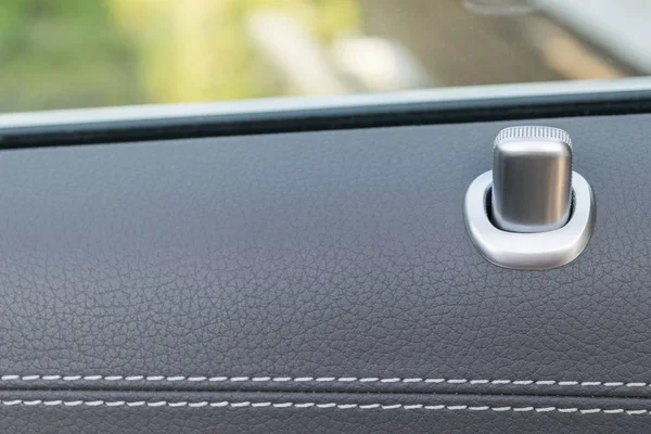 Kapı kolu kilit kontrol düğmeleri bir lüks yolcu araba ile. Siyah deri iç lüks modern araba. Modern araba iç detaylar