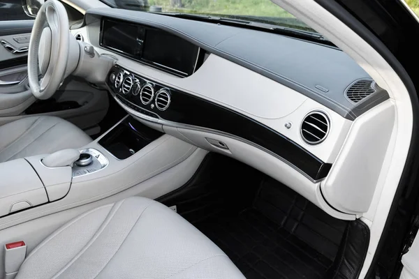 Intérieur en cuir blanc de la voiture moderne de luxe. Sièges blancs confortables en cuir et multimédia. Volant et tableau de bord. Changement automatique de vitesse. Détails intérieurs de la voiture — Photo