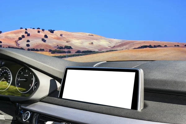 Beyaz ekran sistemi arabada otomotiv teknolojisi olarak Gps navigasyon ve multimedya için ekran. dokunmatik ekran beyaz kopya alanı. Metin için modern araba Pano boş yer. Boş boş beyaz ekran. Açık kavramı dağ arka plan