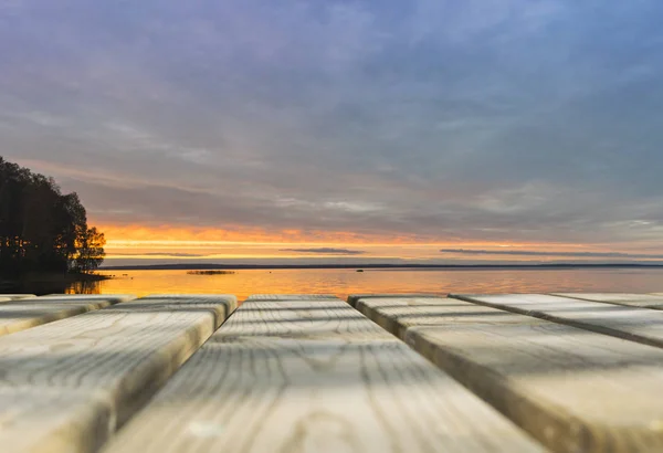 Table vide en bois devant le coucher du soleil mer & ciel arrière-plan. Perspective plancher de bois sur mer et coucher de soleil ciel & concepts d'été . — Photo