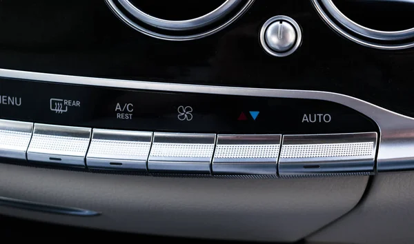 Botón de aire acondicionado dentro de un coche. Unidad de climatización AC en el coche nuevo. Detalles interiores del coche moderno — Foto de Stock