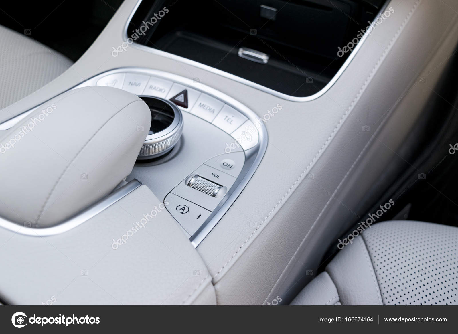 Medienlautstärke und Navigation Steuertasten eines modernen Autos ... Medienlautstärke und Navigation Steuertasten eines modernen Autos ...