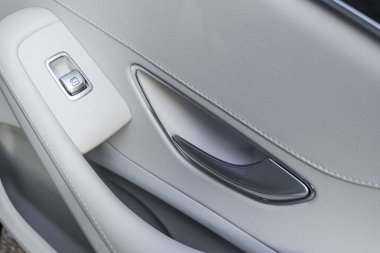 Araba beyaz deri iç ayrıntılarını kapı windows denetimleri ve ayarlamaları ile başa. Araba pencere kontrolleri modern araba.