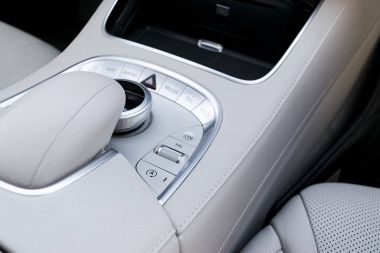 Ortam birimi ve gezinti düğmeleri Modern bir araba denetler. Araba iç ayrıntılar. Beyaz deri iç lüks modern araba. Modern araba iç