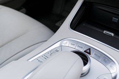 Medya ve gezinti düğmeleri Modern bir araba denetler. Araba iç ayrıntılar. Beyaz deri iç lüks modern araba.