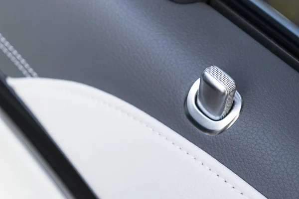 Poignée de porte avec boutons de commande de verrouillage d'une voiture de luxe. Intérieur en cuir noir de la voiture moderne de luxe. Détails intérieurs de voiture modernes — Photo