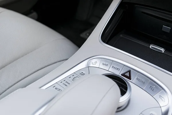 Botones de control multimedia y de navegación de un coche moderno. Detalles interiores del coche. Interior de cuero blanco del coche moderno de lujo . — Foto de Stock