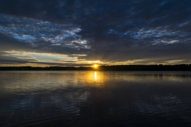 Günbatımı gökyüzü arka plan. Dramatik altın günbatımı gökyüzü gökyüzü bulutlar deniz akşam ile. Gökyüzü bulutlar günbatımında çarpıcı. Gökyüzü manzara. Panoramik gökyüzü görünümü.