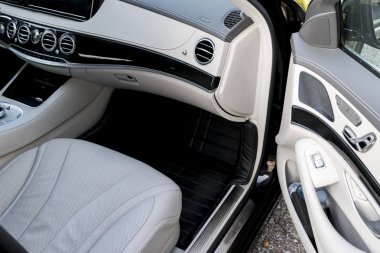 Beyaz deri iç lüks modern araba. Deri rahat beyaz koltuklar ve çoklu ortam. Direksiyon simidi ve gösterge tablosu. Otomatik vites. Araba iç detaylar