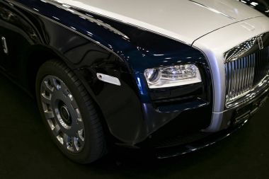 Lüks bir araba Rolls-Royce Phantom önden görünümü. Lüks otomobil genel üreticisi Rolls-Royce Motor Cars Limited.
