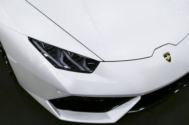 Bir beyaz lüks spor otomobil Lamborghini Huracan Lp 610-4 önden görünümü. Araba dış detaylar.