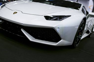 Bir beyaz lüks spor otomobil Lamborghini Huracan Lp 610-4 önden görünümü. Araba dış detaylar.