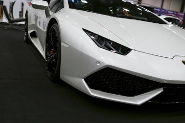 Bir beyaz lüks spor otomobil Lamborghini Huracan Lp 610-4 önden görünümü. Araba dış detaylar.