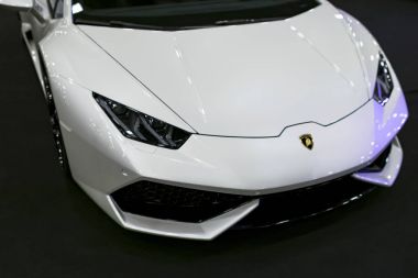 Bir beyaz lüks spor otomobil Lamborghini Huracan Lp 610-4 önden görünümü. Araba dış detaylar.