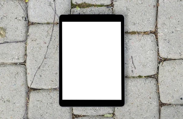 Tablette sur fond de pierre grise. Écran blanc isolé avec espace de copie. Espace vide pour le texte. Écran vide . — Photo