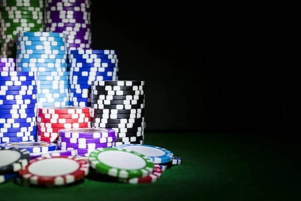 Στοίβα πόκερ μάρκες σε ένα τραπέζι πόκερ πράσινο τυχερών παιχνιδιών στο καζίνο. Έννοιας παιχνίδι πόκερ. Παίζετε ένα παιχνίδι με ζάρια. Καζίνο αντίληψη για επιχειρηματικό κίνδυνο ευκαιρία καλή τύχη ή τα τυχερά παιχνίδια. μάρκες πόκερ παιχνίδι — Φωτογραφία Αρχείου