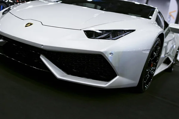 Фронтальний вид білий розкішний спортивний автомобіль Lamborghini Huracan Lp 610-4. Зовнішні деталі автомобіля. — стокове фото