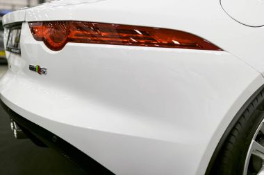 Jaguar F-tipi coupe S 2017 yan görünüm. Araba dış detaylar. 
