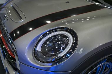 Bir Mini Cooper S John Cooper Works baskı önden görünümü. 
