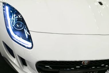 Önden Görünüm Far Jaguar F-tipi Coupe S 2017. Araba dış detaylar. 