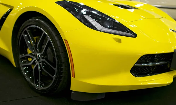 Фронтальний вид жовтий Z06 Corvette Chevrolet. Зовнішні деталі автомобіля — стокове фото