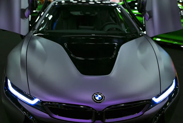 Luxus Bmw i8 hibrid elektromos kupé. Plug-in hibrid sport autó. Concept elektromos jármű. Sötét Matt színű. Autó külső részletek. — Stock Fotó