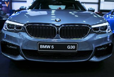 Bir Bmw (G30) 5-serisi önden görünümü. Araba dış detaylar. 