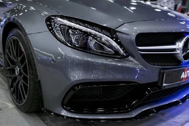 Önden Görünüm bir Mercedes Benz C 63s Amg Coupe 2017. Ön far. Mat koyu renk. Araba dış detaylar.