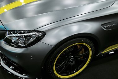 Yan görünümü bir Mercedes Benz C 63s Amg Coupe 2017. Ön far. Araba dış detaylar. 