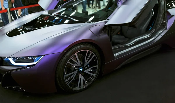 Coupé électrique hybride BMW i8 de luxe. Voiture sport hybride rechargeable. Concept véhicule électrique. Détails extérieurs de voiture . — Photo