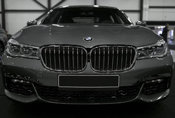 Bir Bmw 750 (G11\G12) 7-serisi önden görünümü. Araba dış detaylar. 