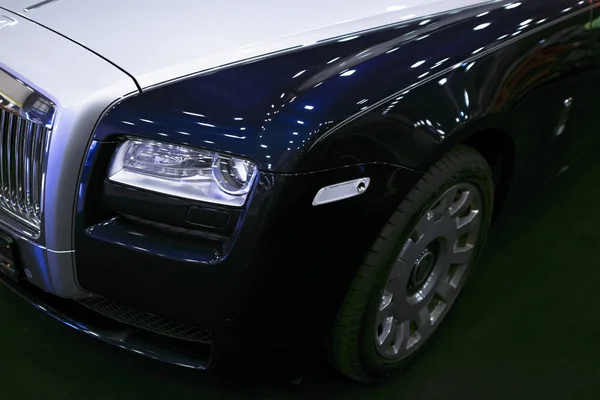 Фронтальний вид розкішний автомобіль Rolls-Royce Phantom. Rolls-Royce Motor автомобілів обмеженою світового виробника автомобілів класу люкс. — стокове фото
