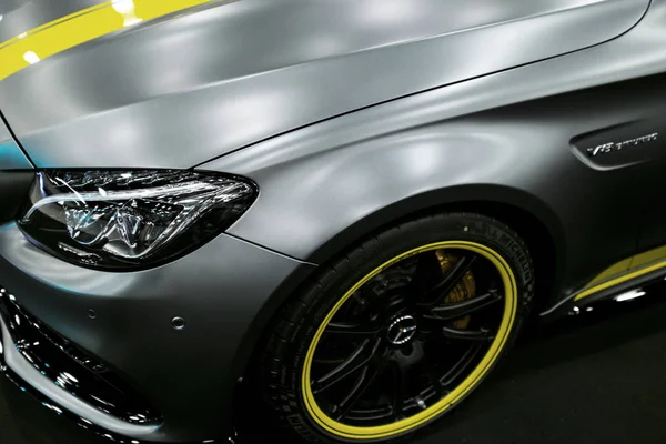 Vista lateral de un Mercedes Benz C 63s AMG coupe 2017. Faro delantero. Detalles exteriores del coche . — Foto de Stock