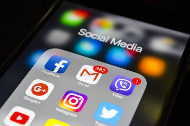  iPhone 6s artı simgeleri ekranda sosyal medya ile. Smartphone yaşam tarzı smartphone. Başlangıç sosyal medya uygulaması.