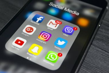  iPhone 6s artı simgeleri ekranda sosyal medya ile. Smartphone yaşam tarzı smartphone. Başlangıç sosyal medya uygulaması.