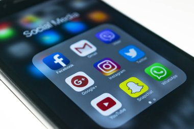  iPhone 6s artı simgeleri ekranda sosyal medya ile. Smartphone yaşam tarzı smartphone. Başlangıç sosyal medya uygulaması.